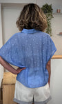 Femme de dos en chemise casual chic bleue brodée 