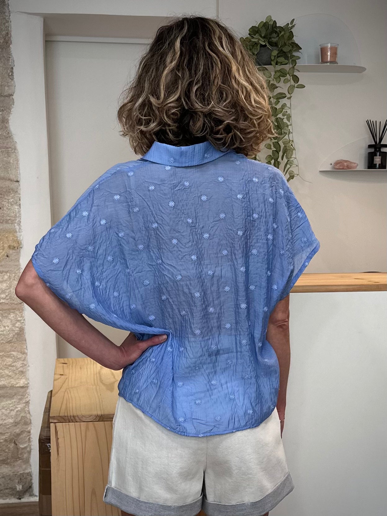 Femme de dos en chemise casual chic bleue brodée 