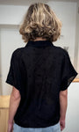 Chemise noire florale style effortless été de dos