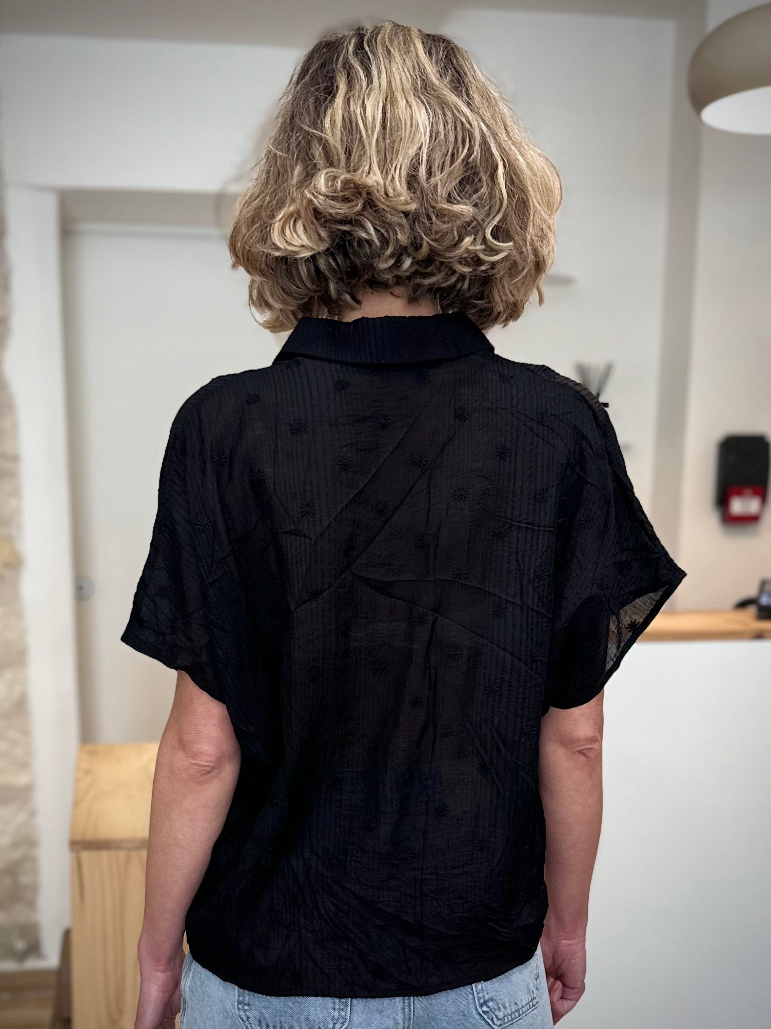 Chemise noire florale style effortless été de dos