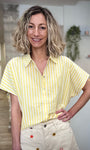 Femme portant une chemise rayée jaune et blanche fluide 