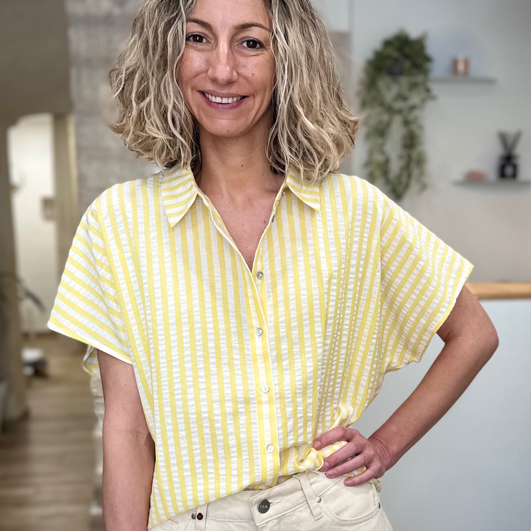 Femme portant une chemise rayée jaune et blanche fluide 