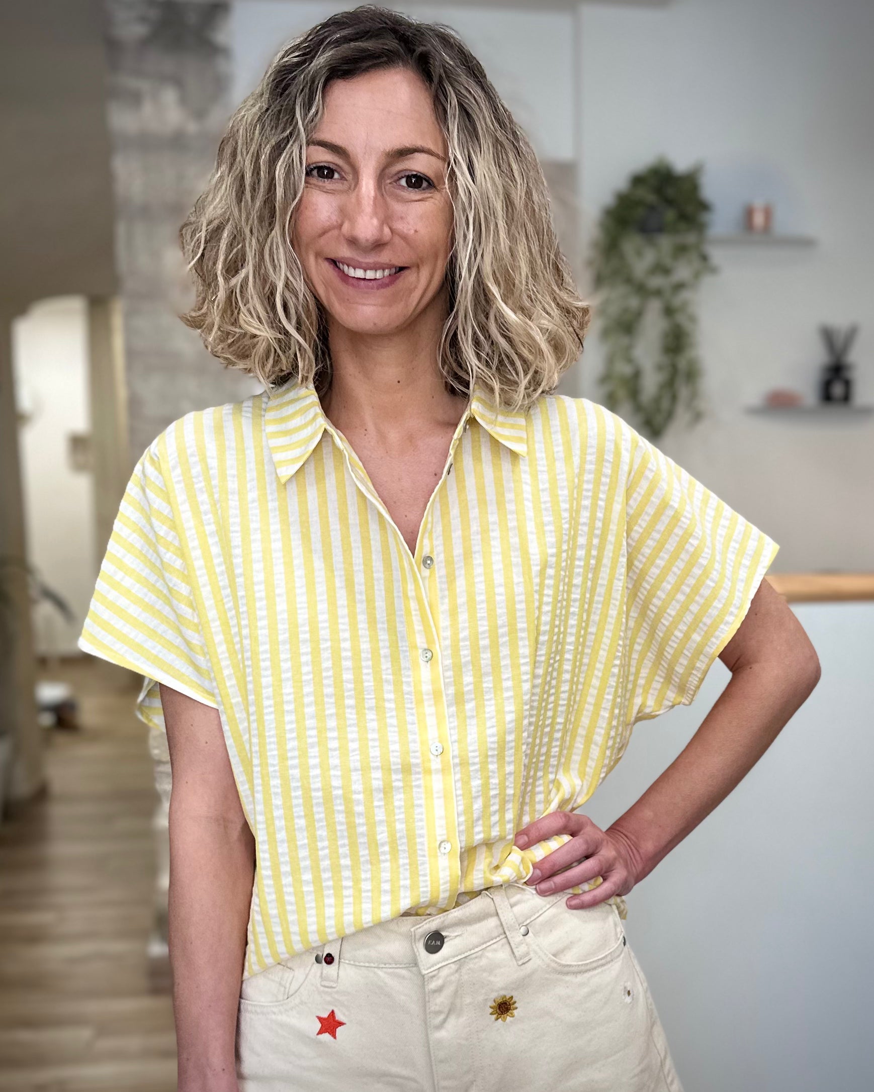 Femme portant une chemise rayée jaune et blanche fluide 