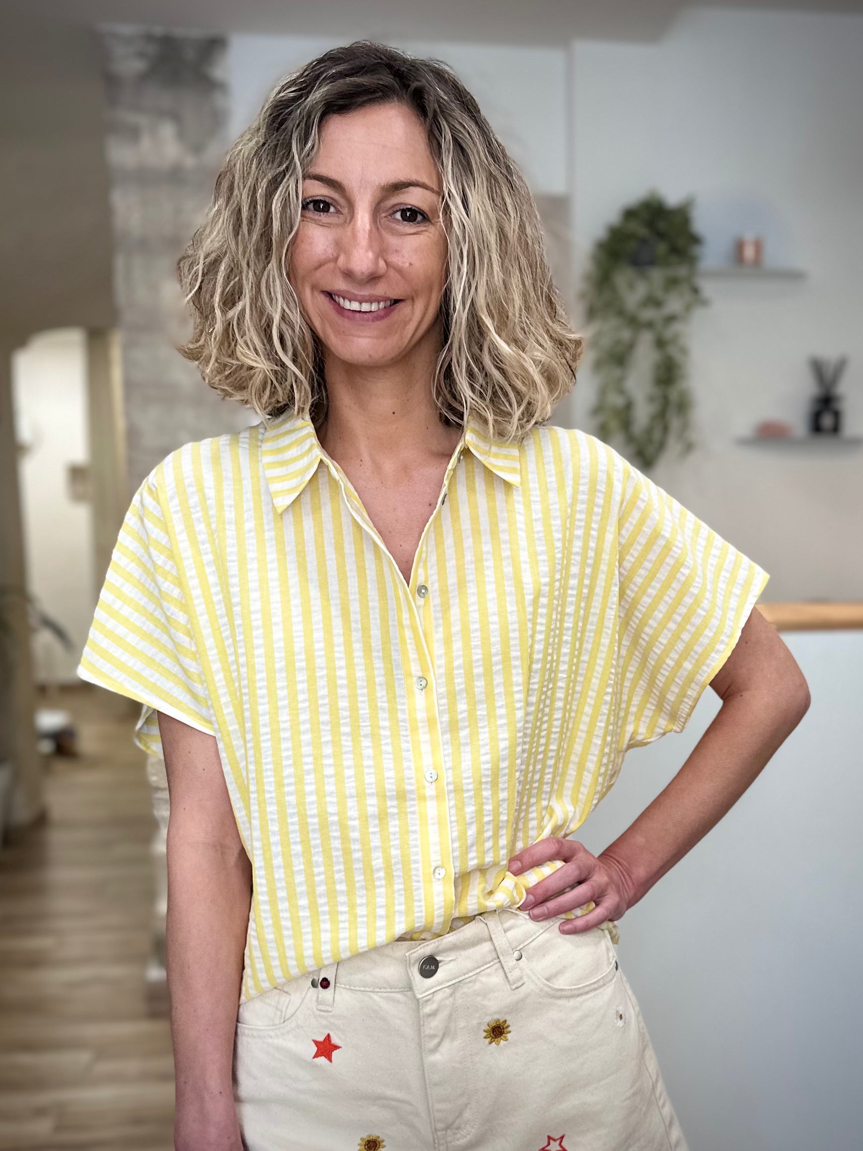 Femme portant une chemise rayée jaune et blanche fluide 