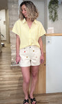 Look d’été avec chemise jaune ample 
