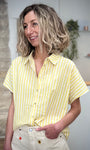 Femme en chemise casual chic rayée jaune 