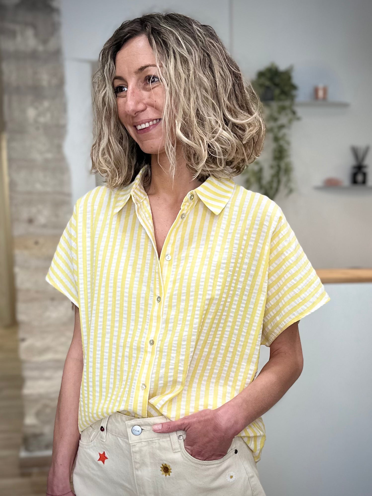 Femme en chemise casual chic rayée jaune 