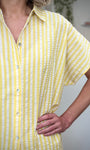 Détail coton gaufré chemise jaune femme 