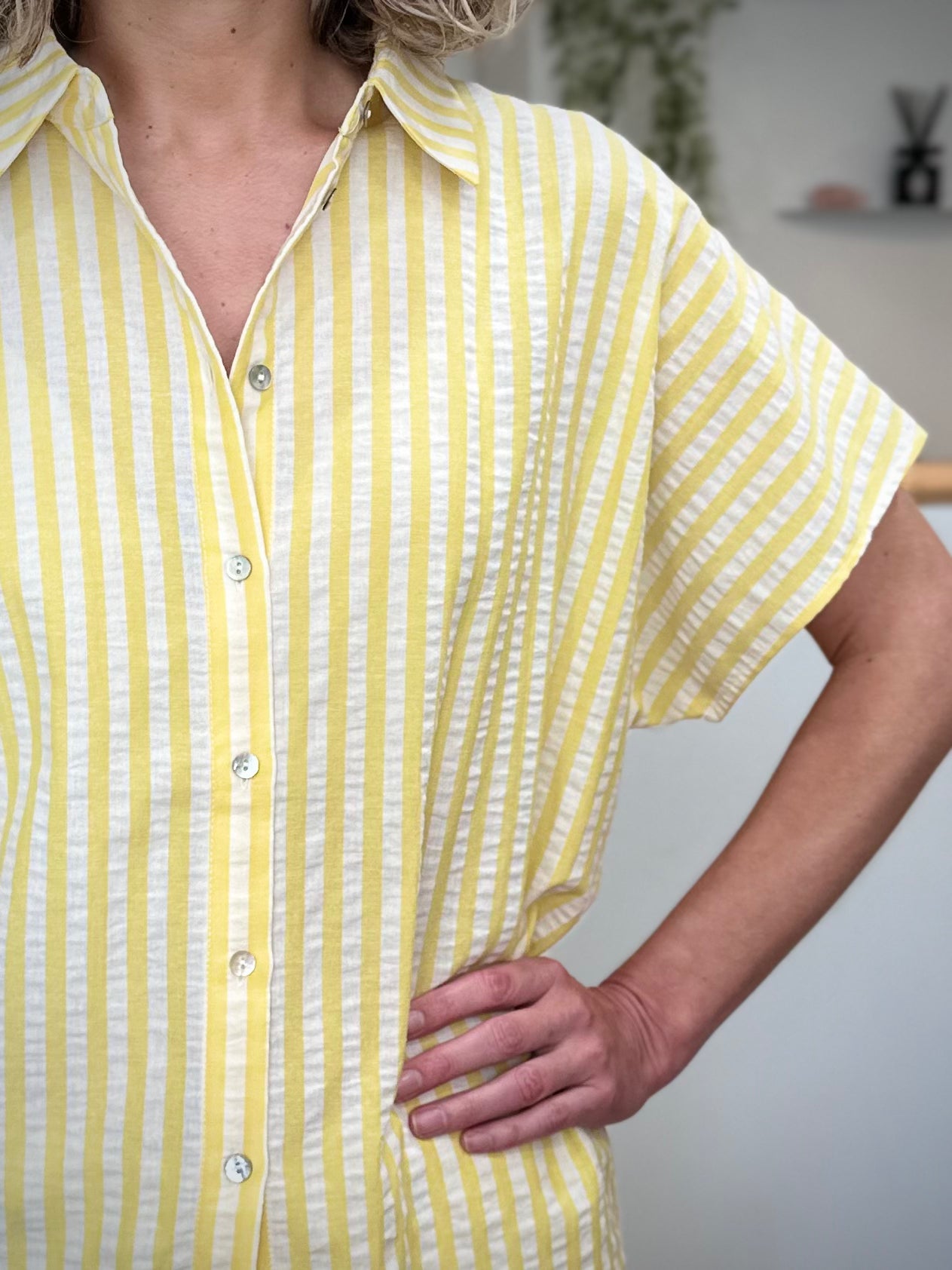 Détail coton gaufré chemise jaune femme 