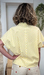 Femme de dos en blouse rayée jaune et blanc tendance 