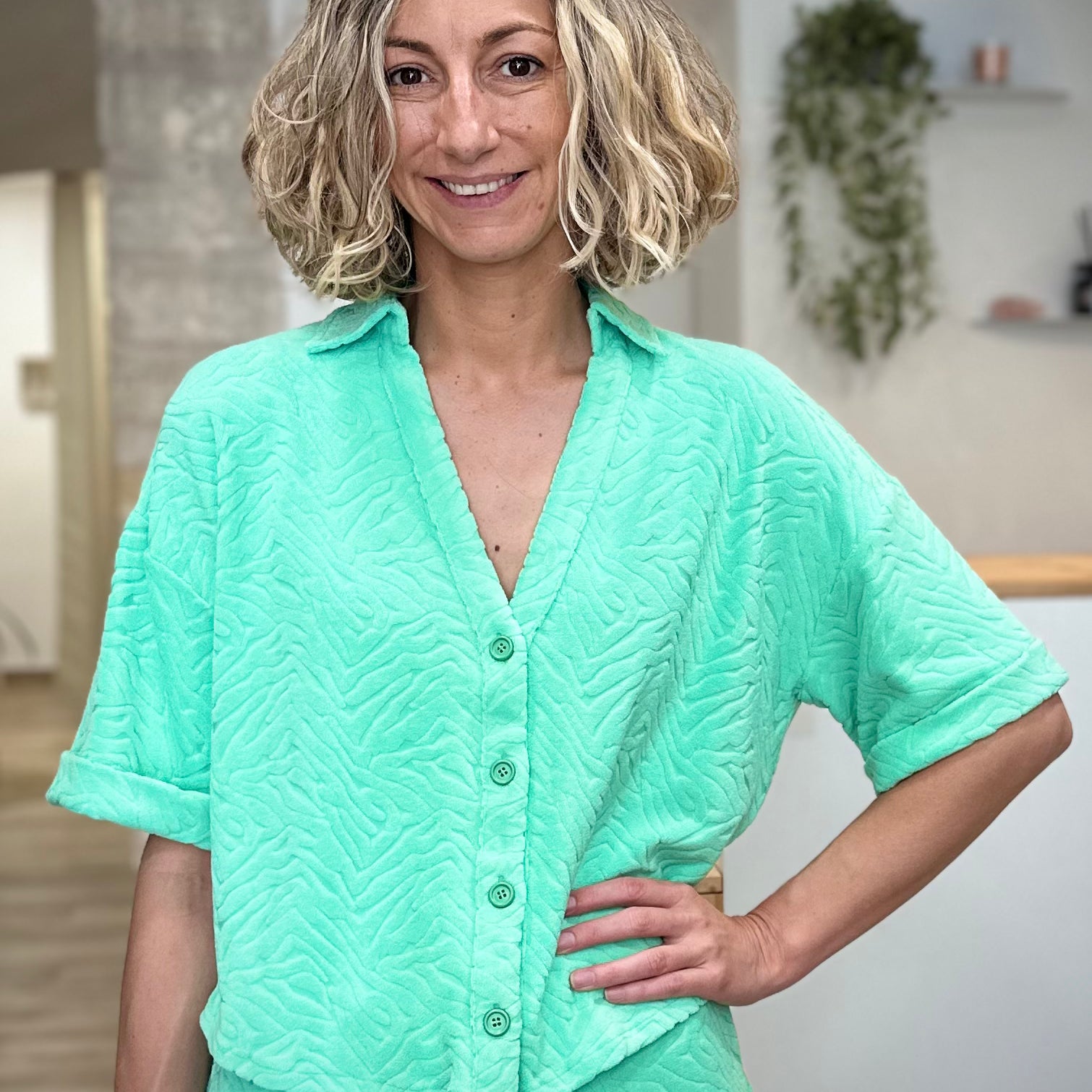 Femme portant une chemise verte en éponge texturée manches courtes
