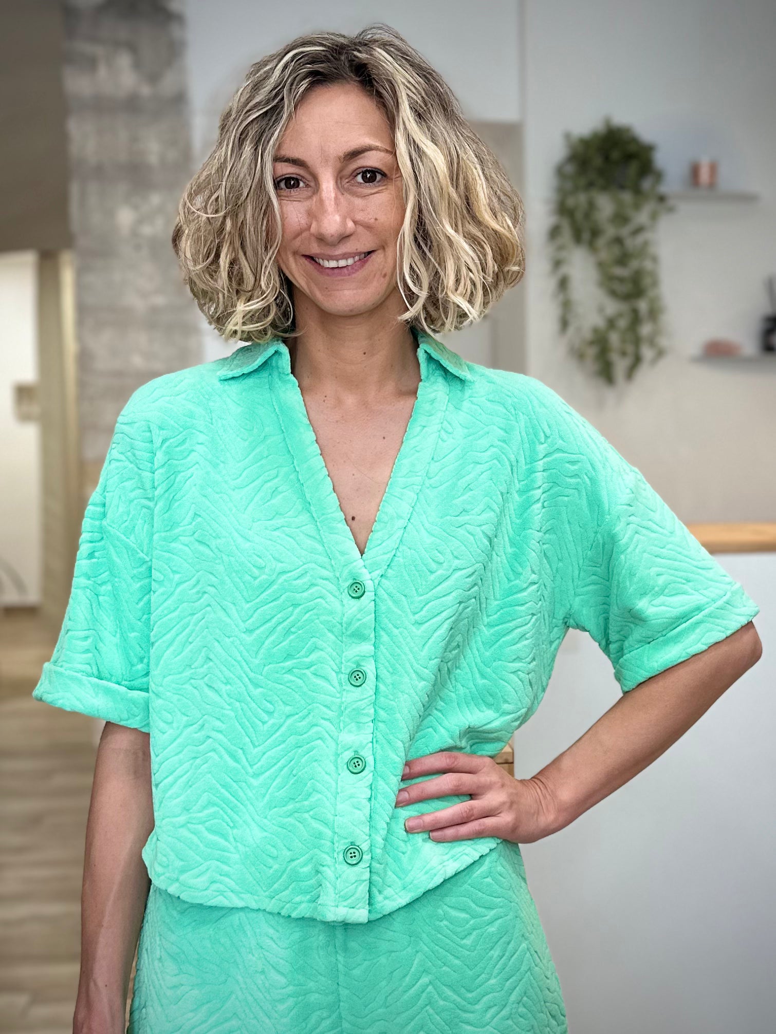 Femme portant une chemise verte en éponge texturée manches courtes