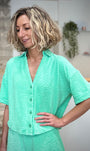 Chemise verte femme coupe moderne légèrement raccourcie