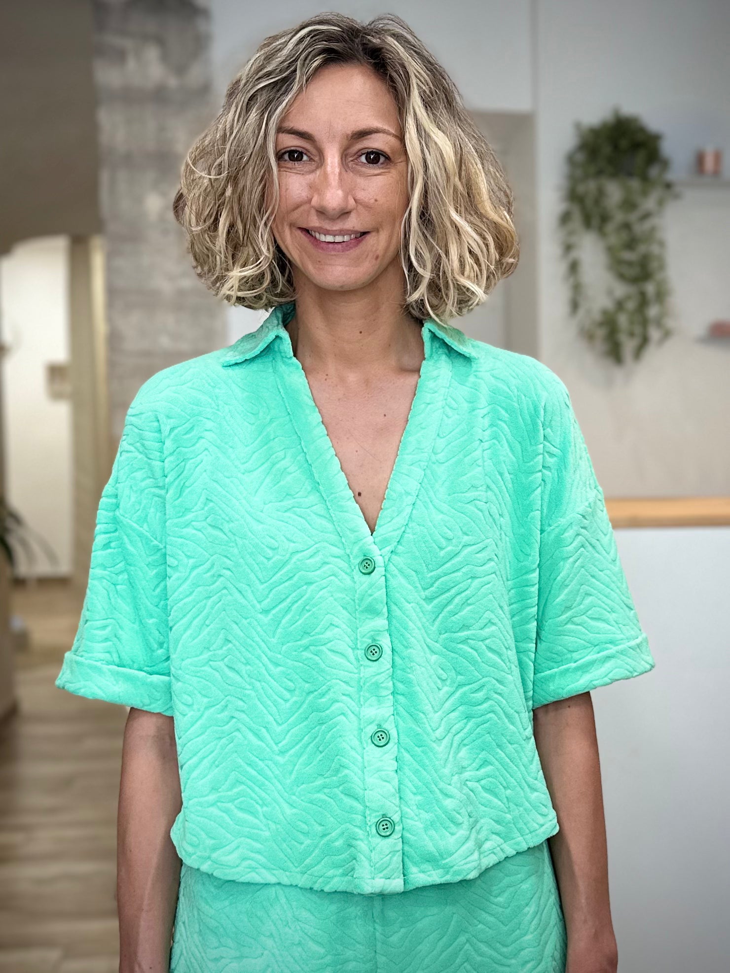 Détail des manches retroussées de la chemise Cavane verte