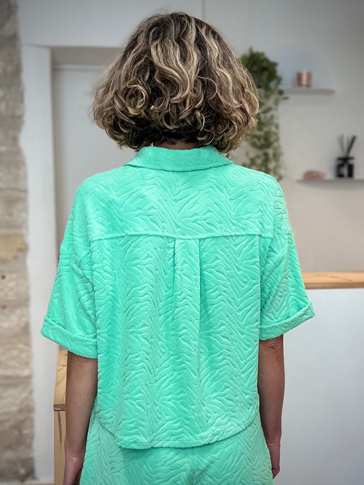 Dos de la chemise Cavane avec plis d’aisance