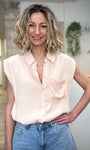 Femme portant chemise fluide beige sans manches été 