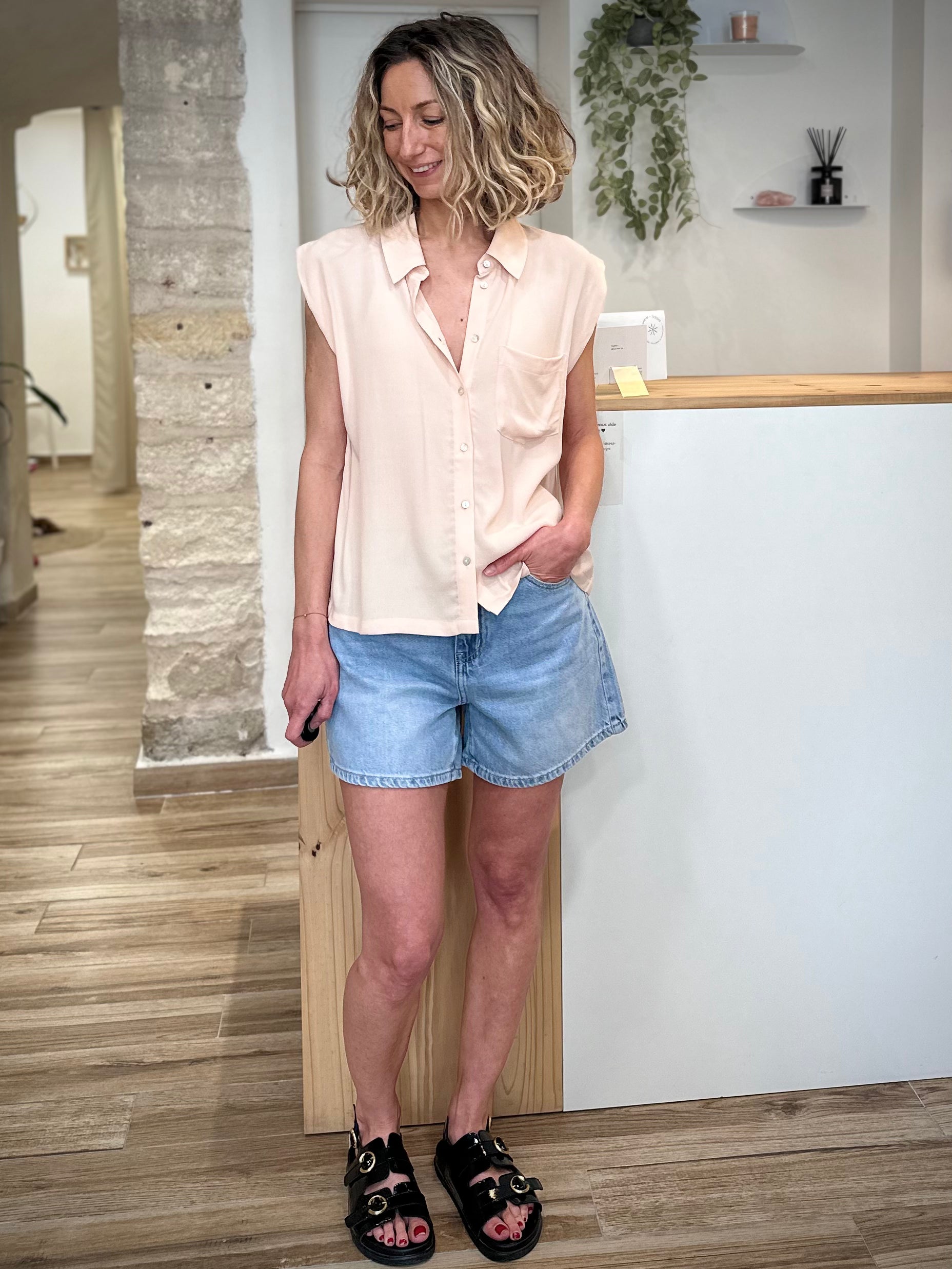 Chemise légère femme portée avec short été 