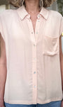 Détail poche poitrine chemise beige viscose 