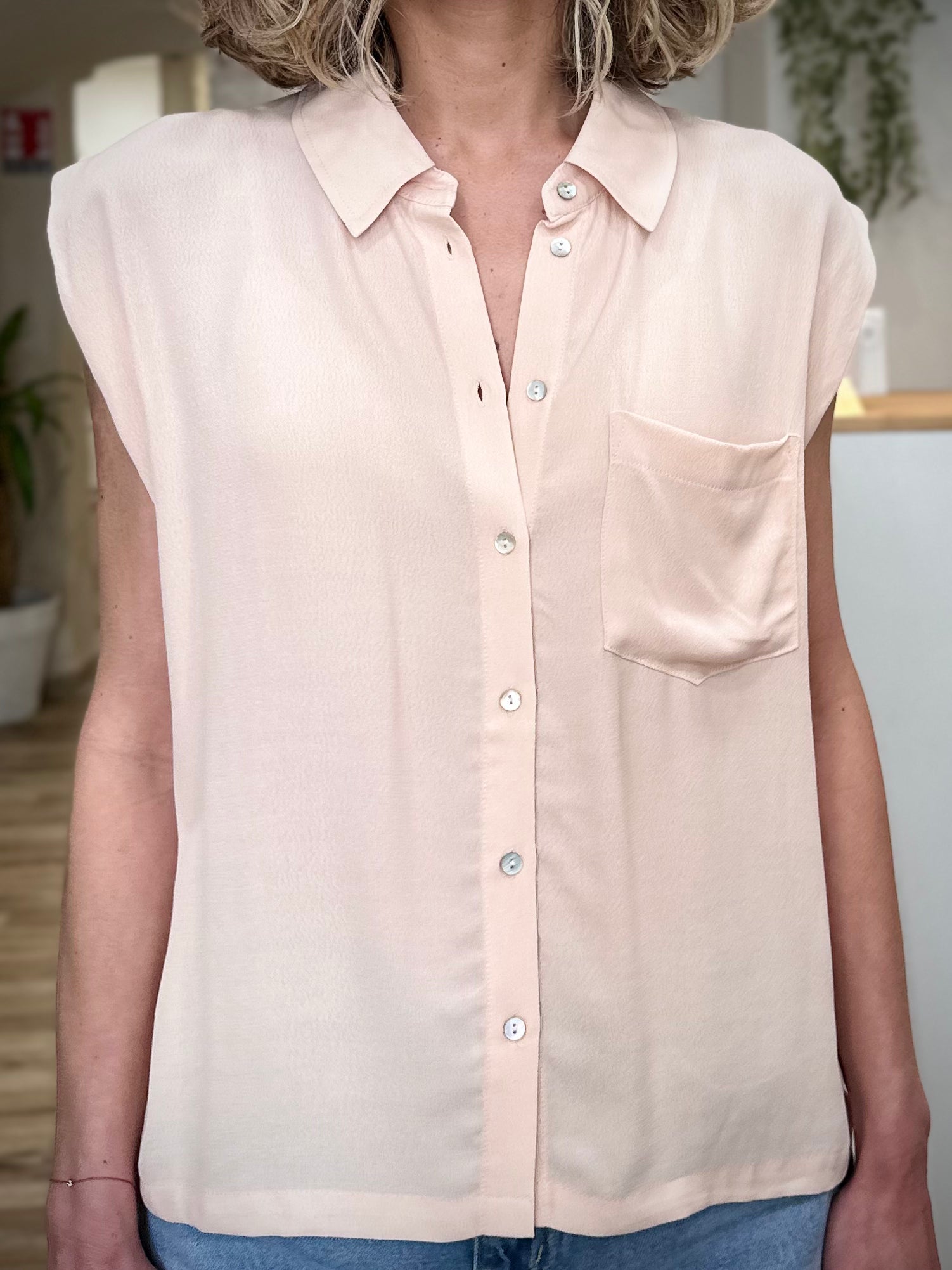 Détail poche poitrine chemise beige viscose 