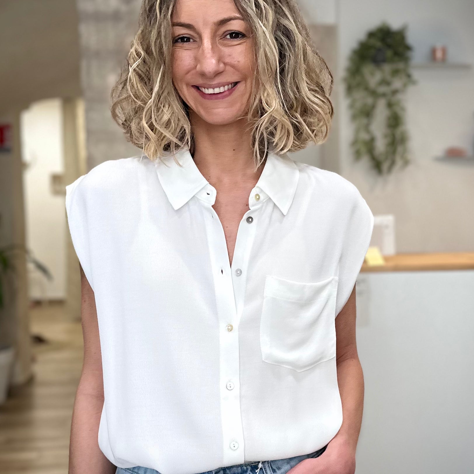 Femme portant chemise fluide écru sans manches été 
