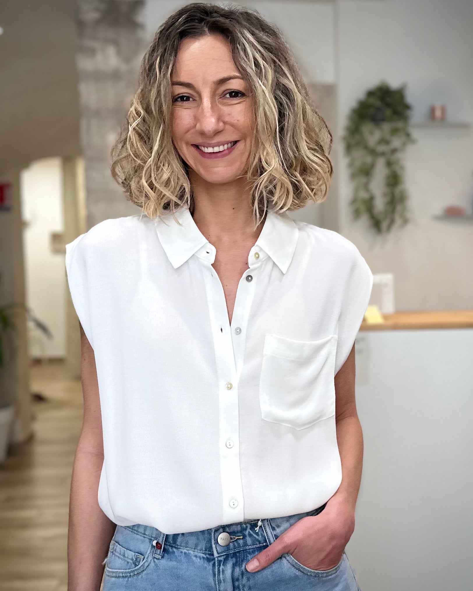 Femme portant chemise fluide écru sans manches été 