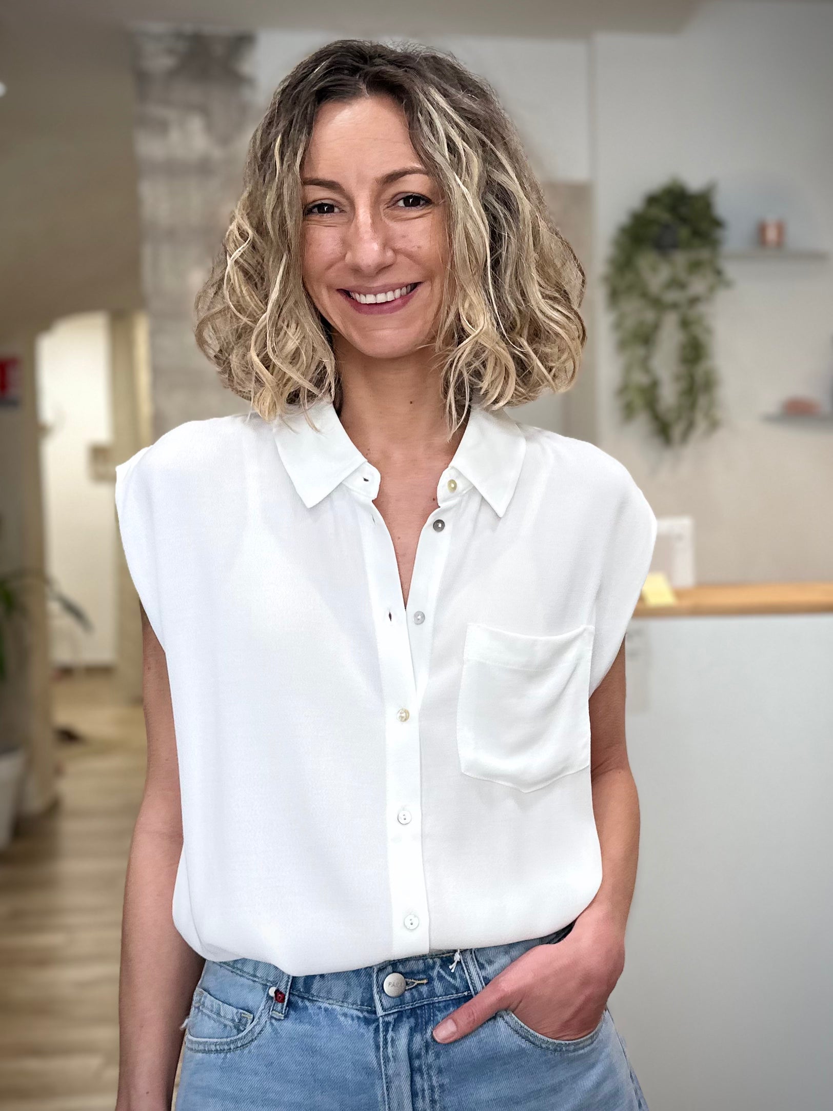 Femme portant chemise fluide écru sans manches été 