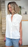 Chemise écru portée avec short en jean 