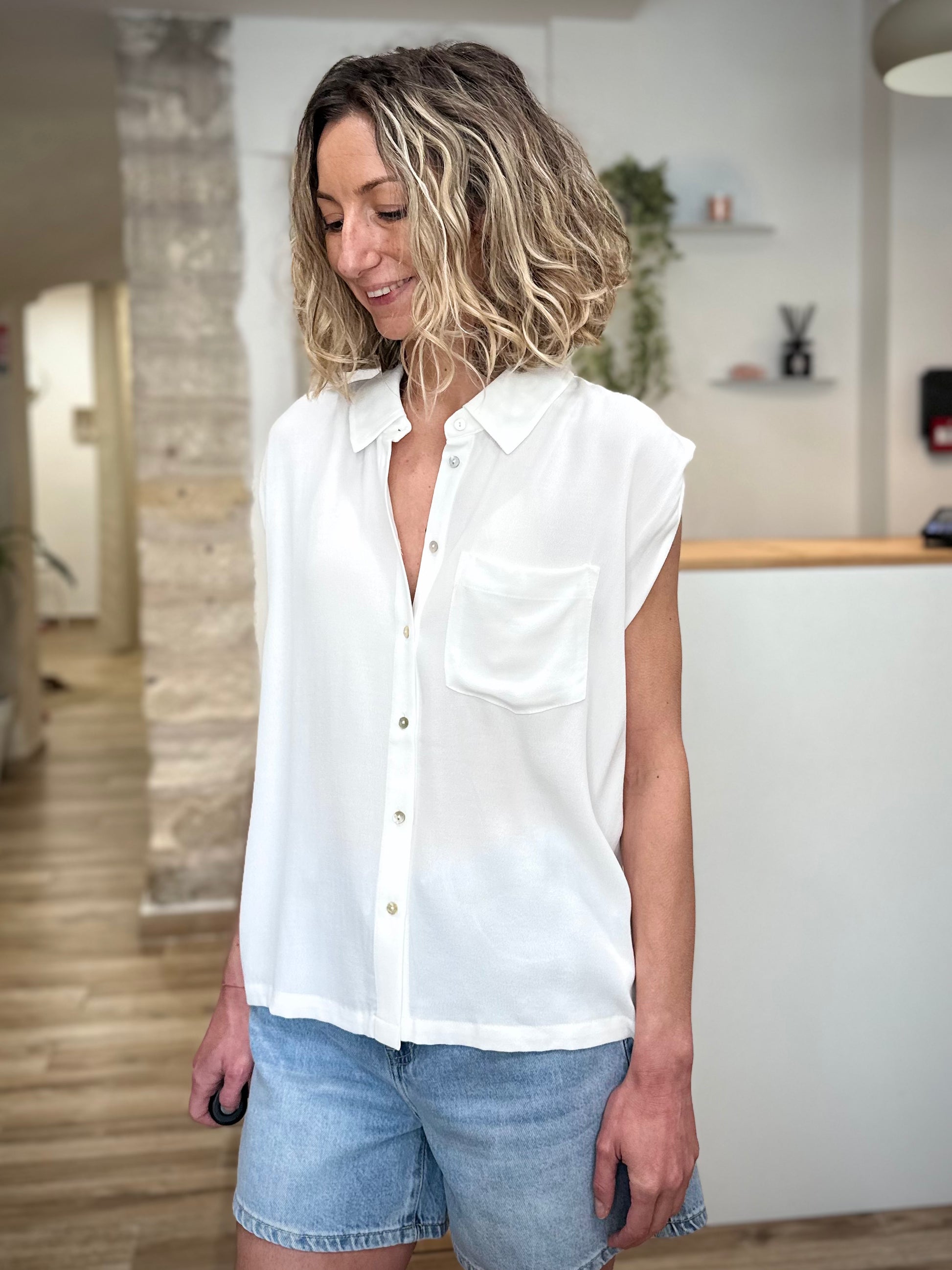 Chemise écru portée avec short en jean 