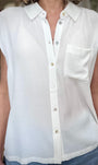Chemise écru avec poche poitrine détail 