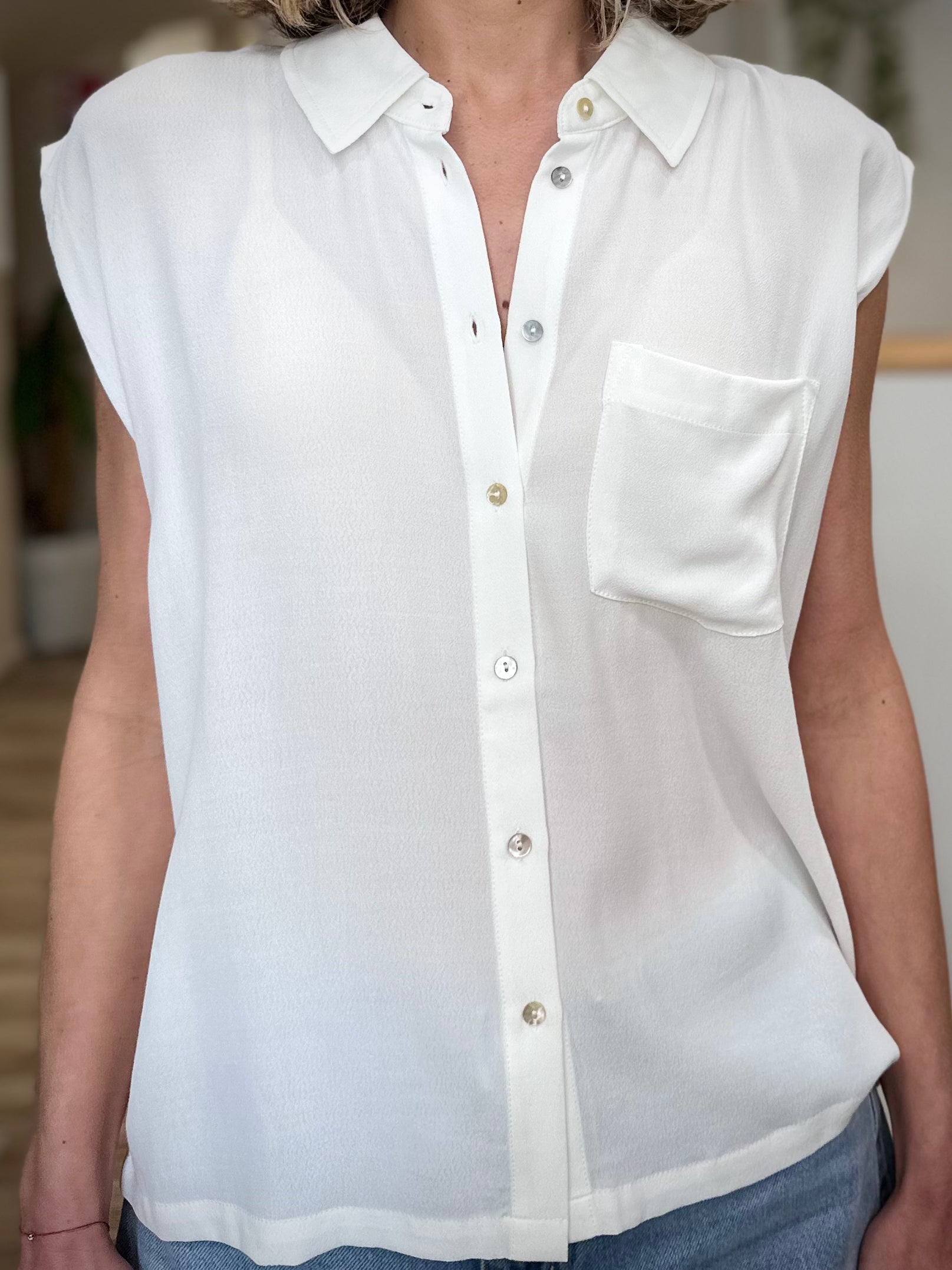 Chemise écru avec poche poitrine détail 