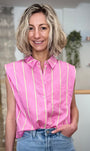 Femme portant une chemise rose à rayures vert fluo fluide 
