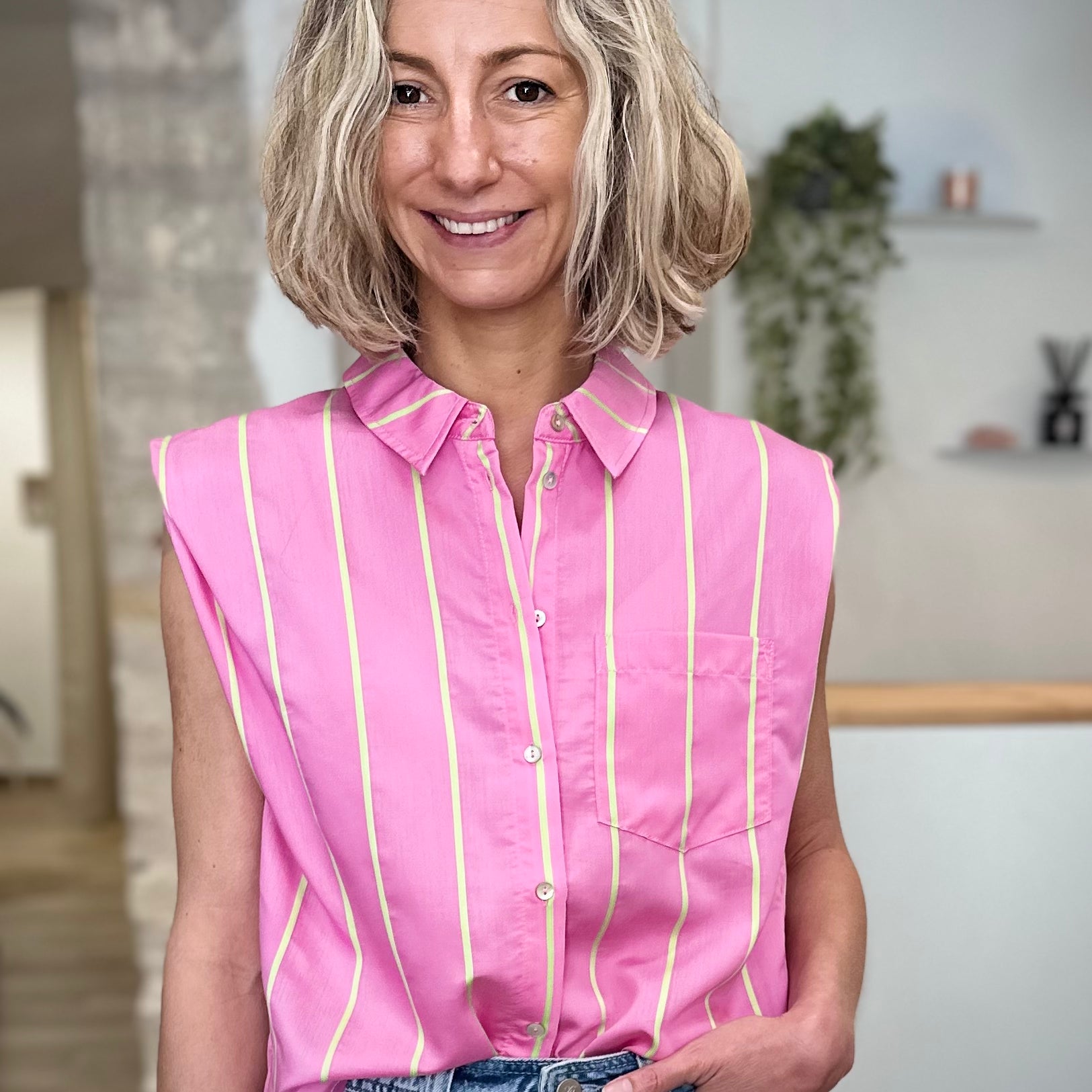 Femme portant une chemise rose à rayures vert fluo fluide 