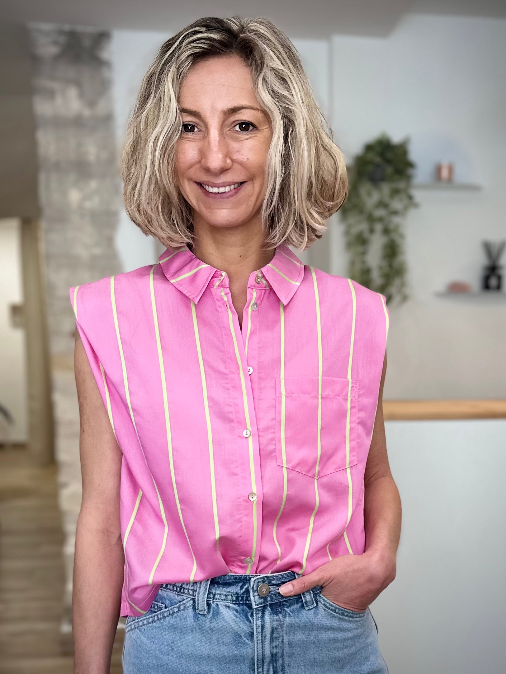 Femme portant une chemise rose à rayures vert fluo fluide 