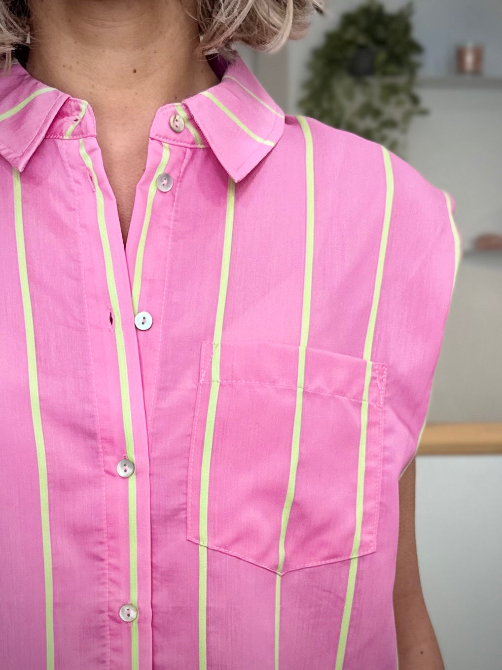 Détail chemise rayée rose et vert fluo 