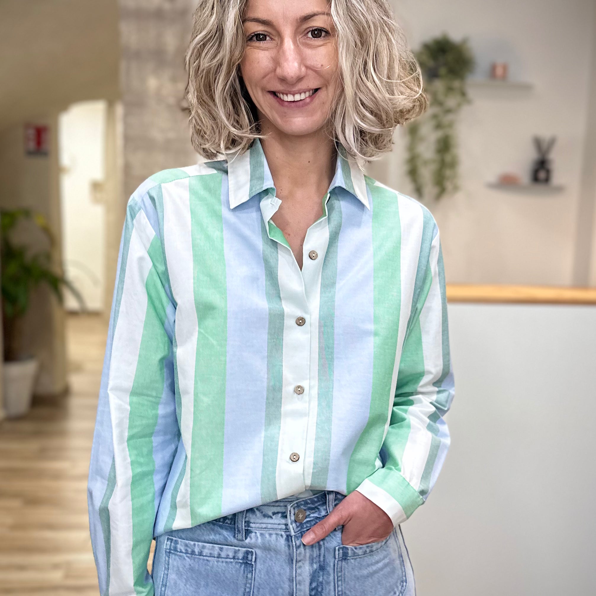 Femme portant chemise rayée pastel verte