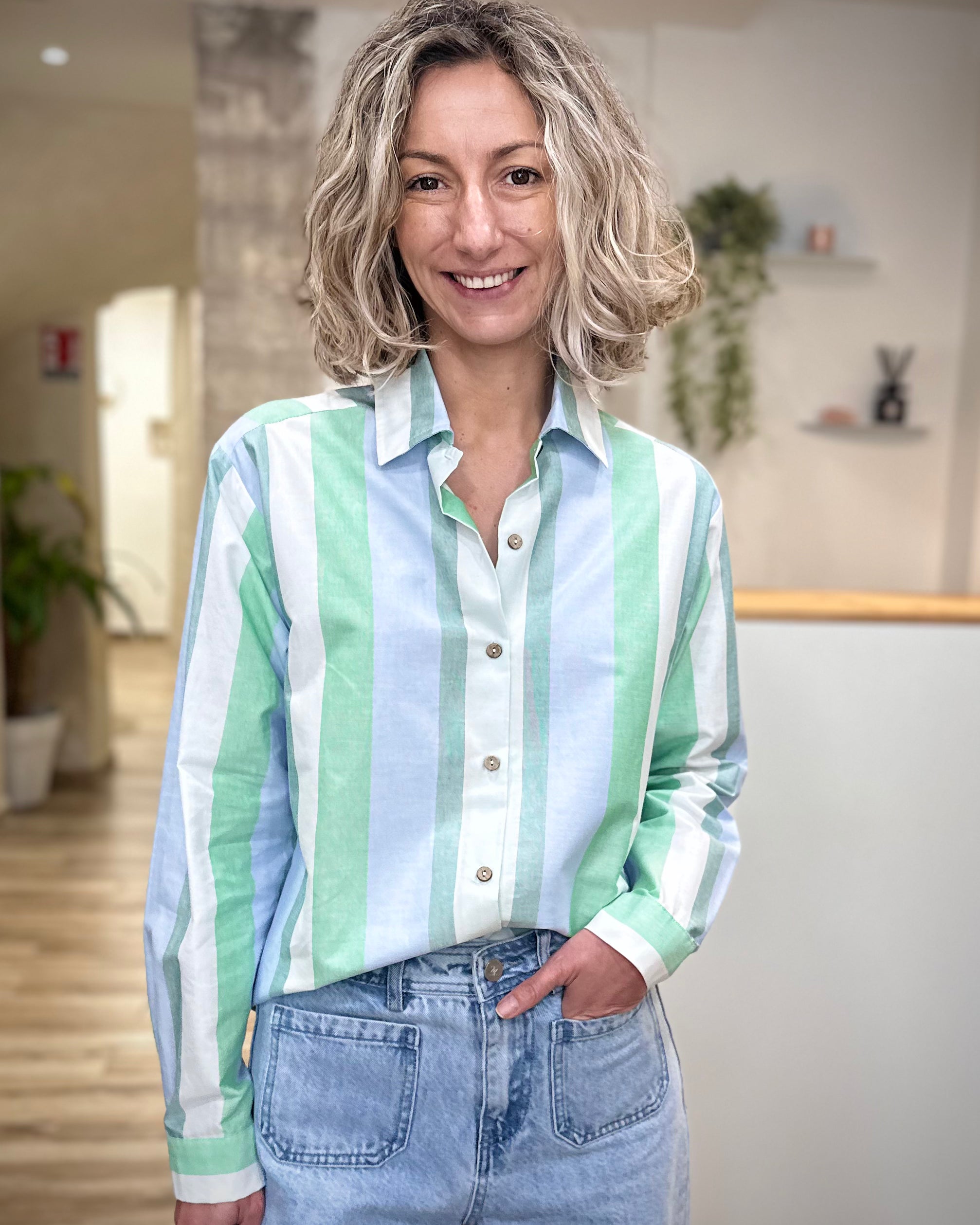 Femme portant chemise rayée pastel verte