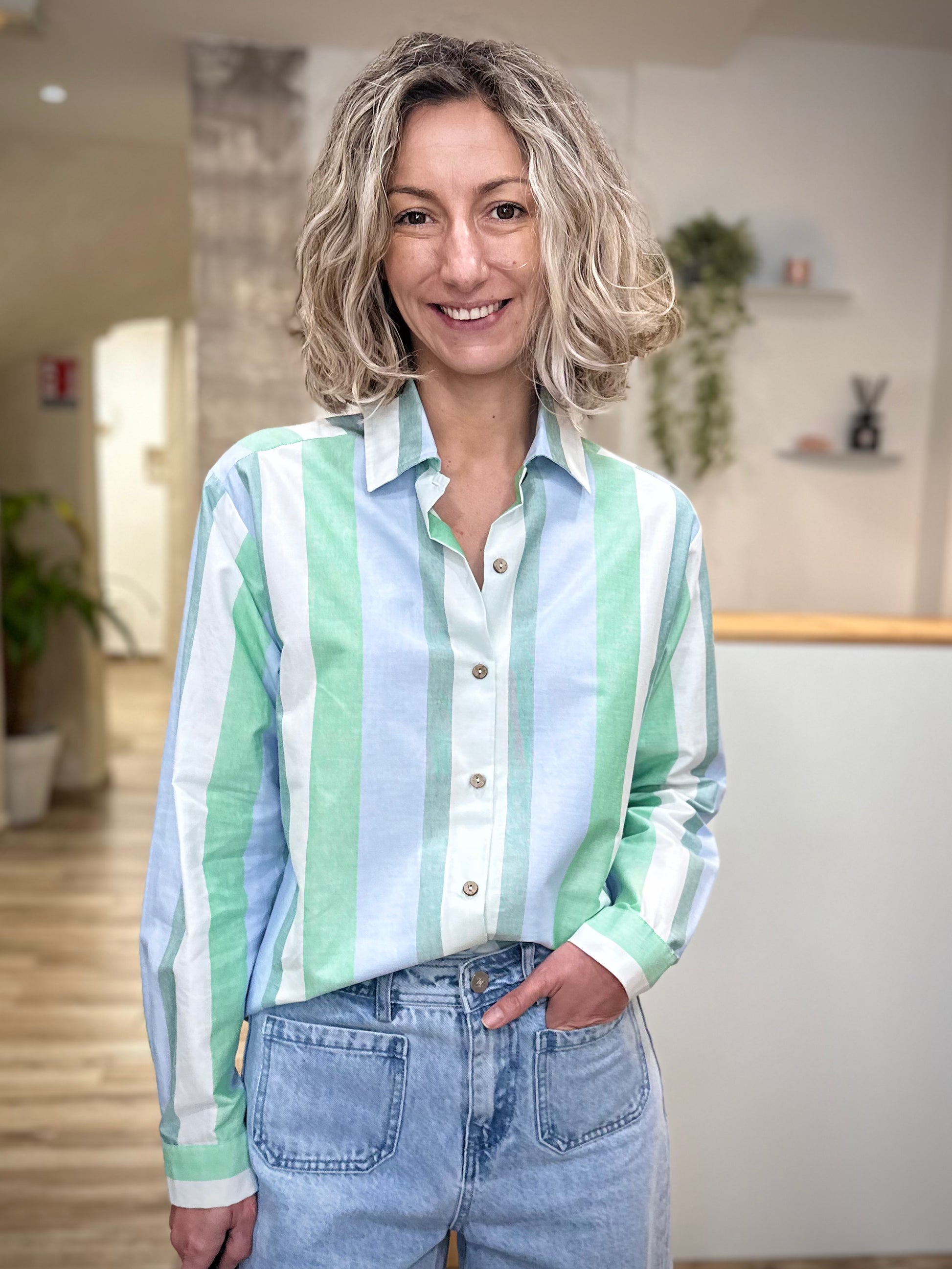 Femme portant chemise rayée pastel verte