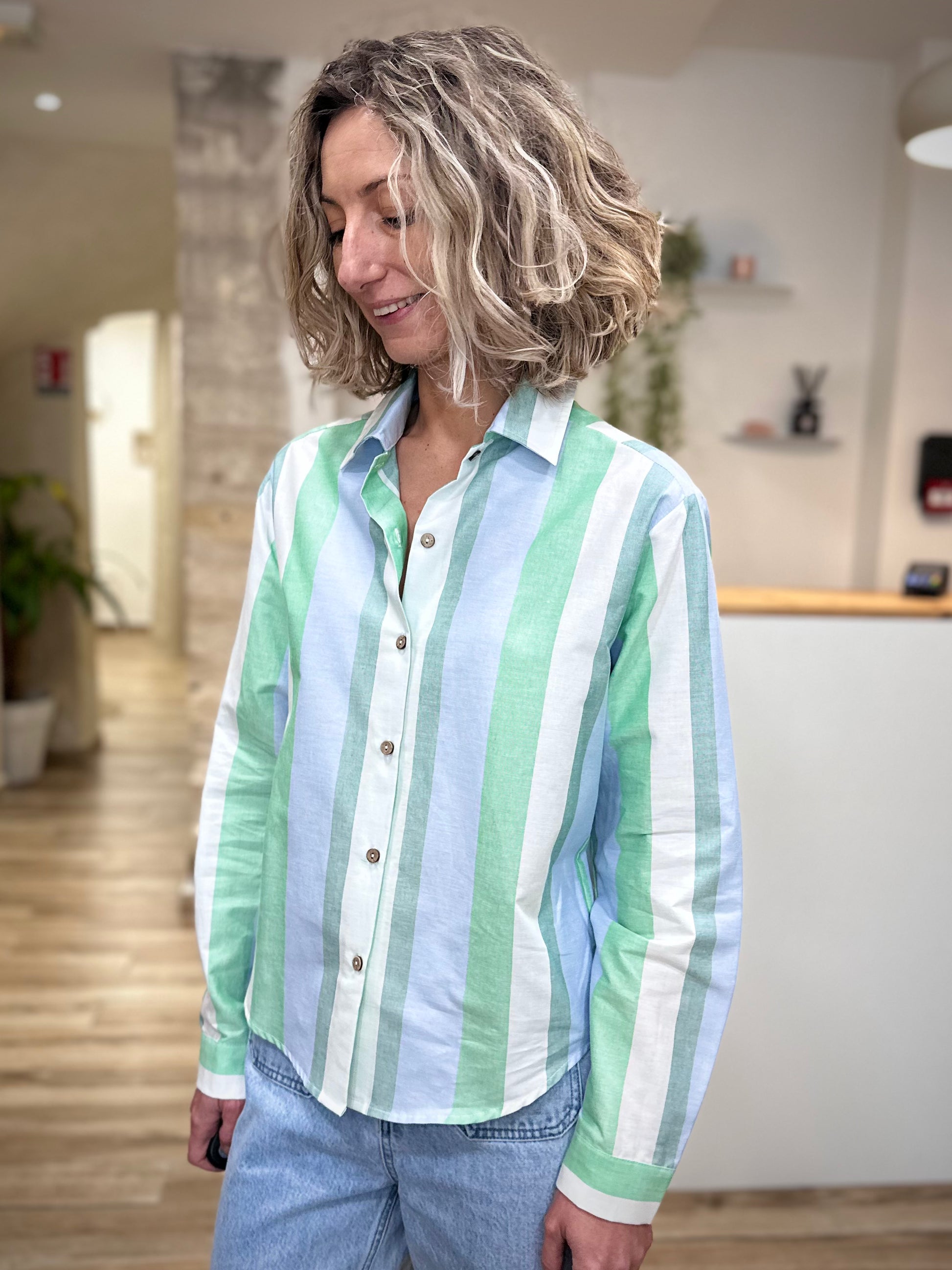 Chemise rayée verte silhouette élégante