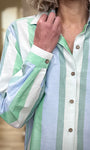 Détail boutons bois chemise femme