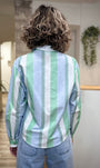 Chemise pastel femme look casual chic printemps de dos