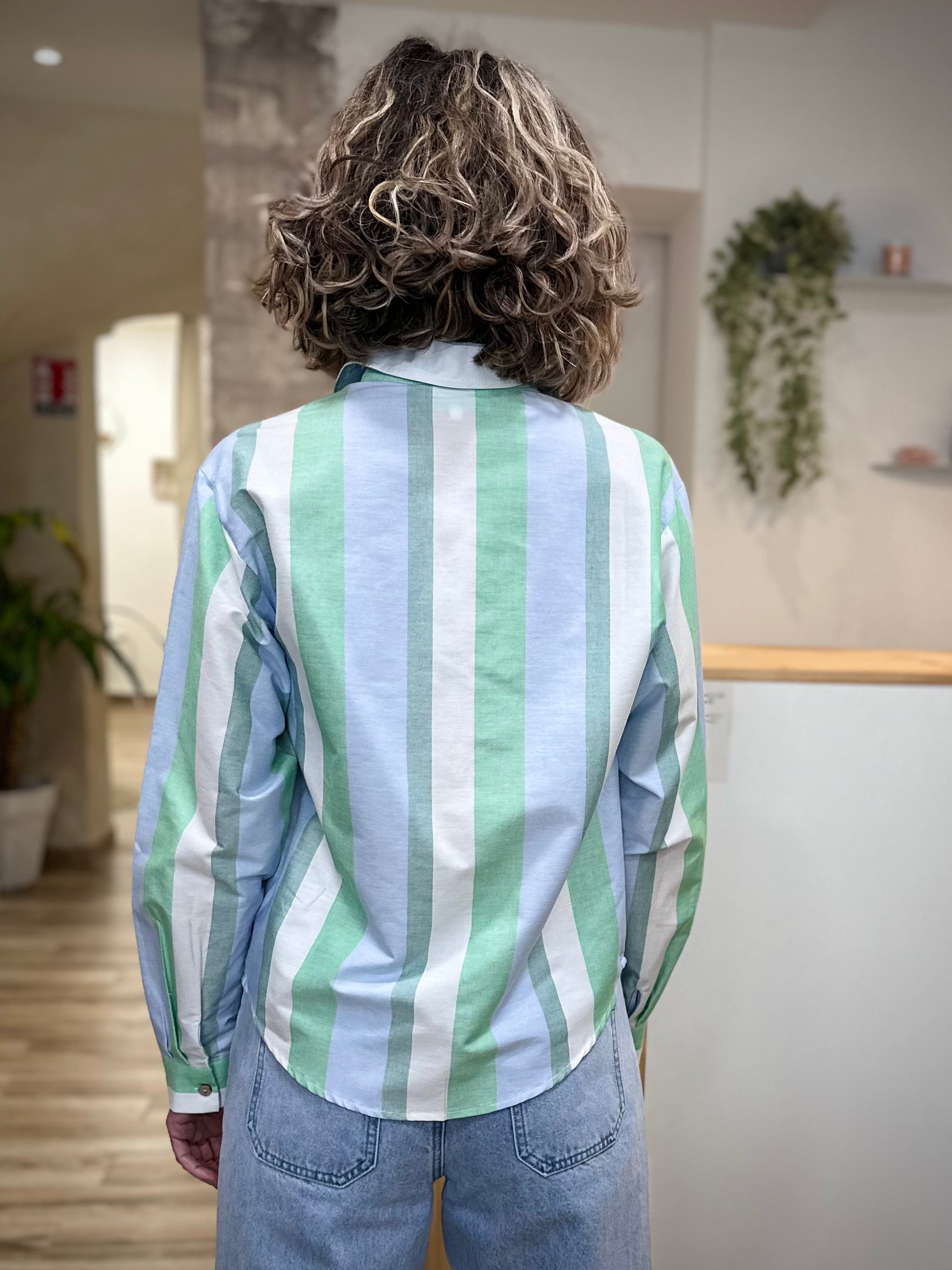 Chemise pastel femme look casual chic printemps de dos