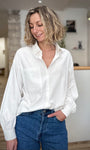 Femme portant une chemise blanche Cyliane oversize