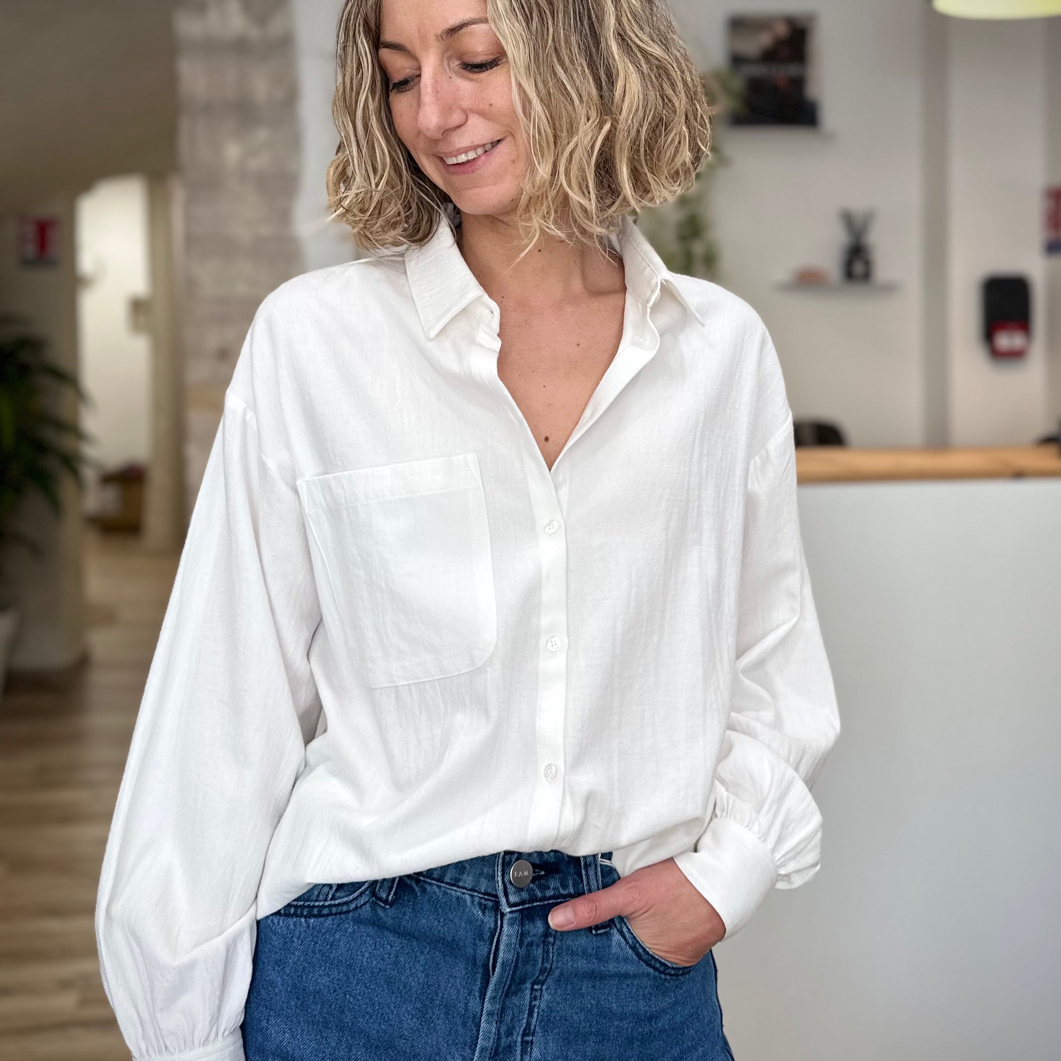 Femme portant une chemise blanche Cyliane oversize