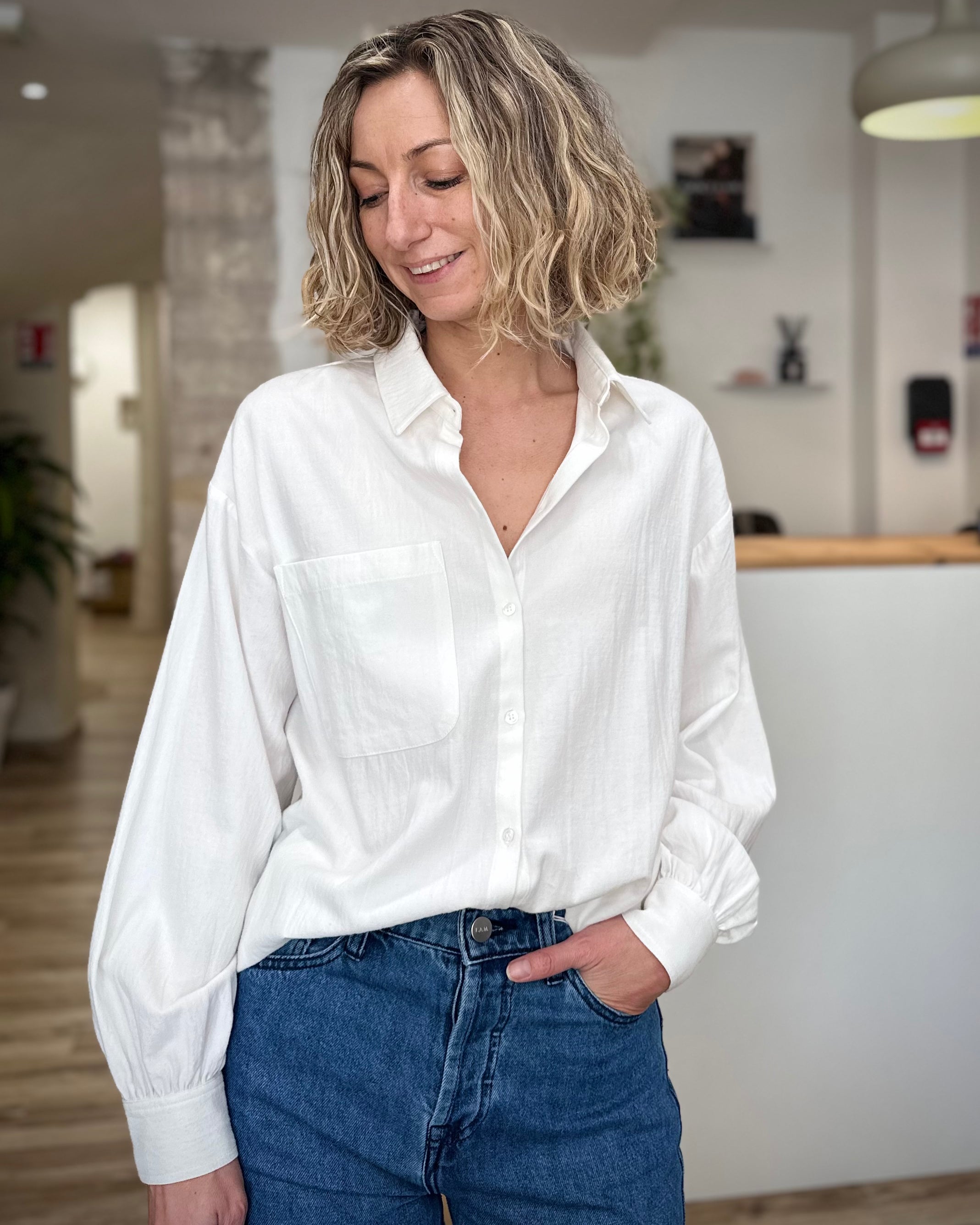 Femme portant une chemise blanche Cyliane oversize