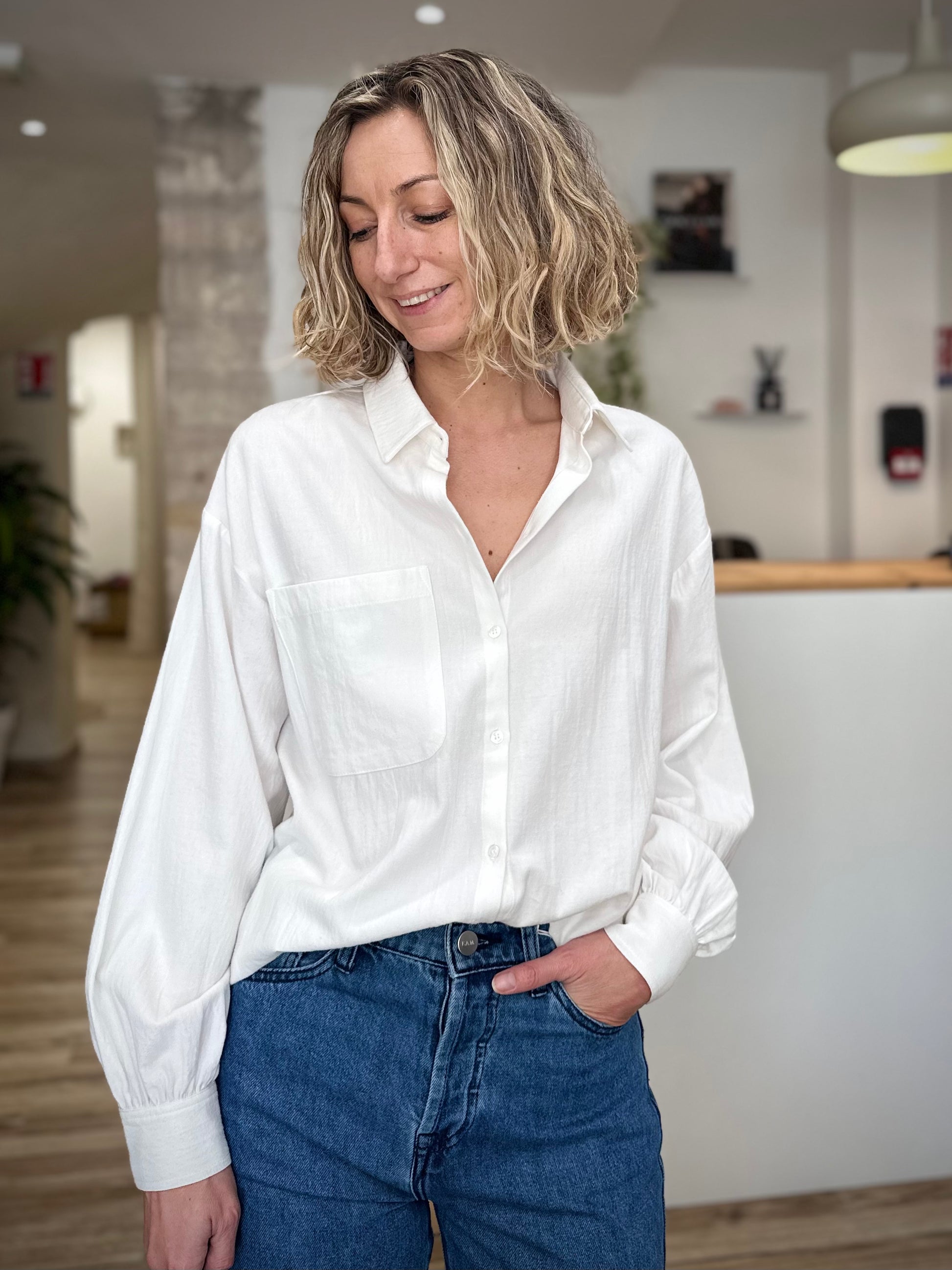 Femme portant une chemise blanche Cyliane oversize