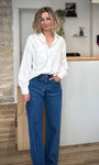 Chemise blanche fluide portée sur un jean