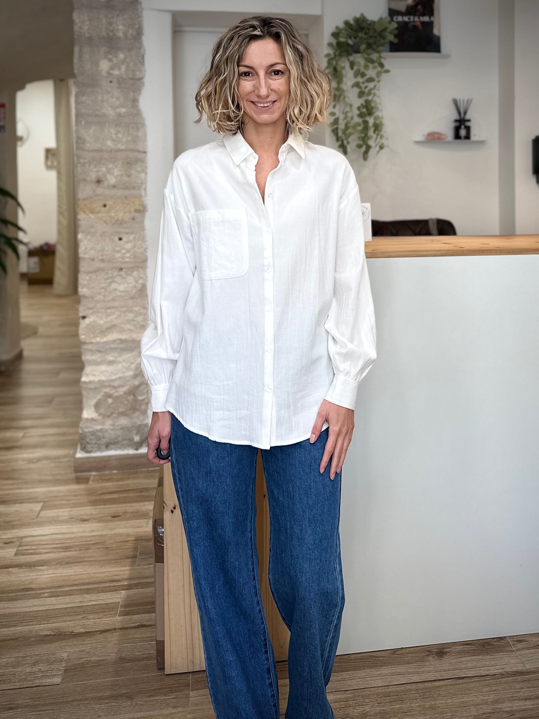 Style casual chic avec chemise blanche Cyliane