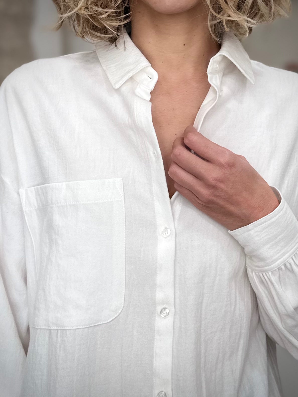 Gros plan sur poche plaquée et tissage crêpé