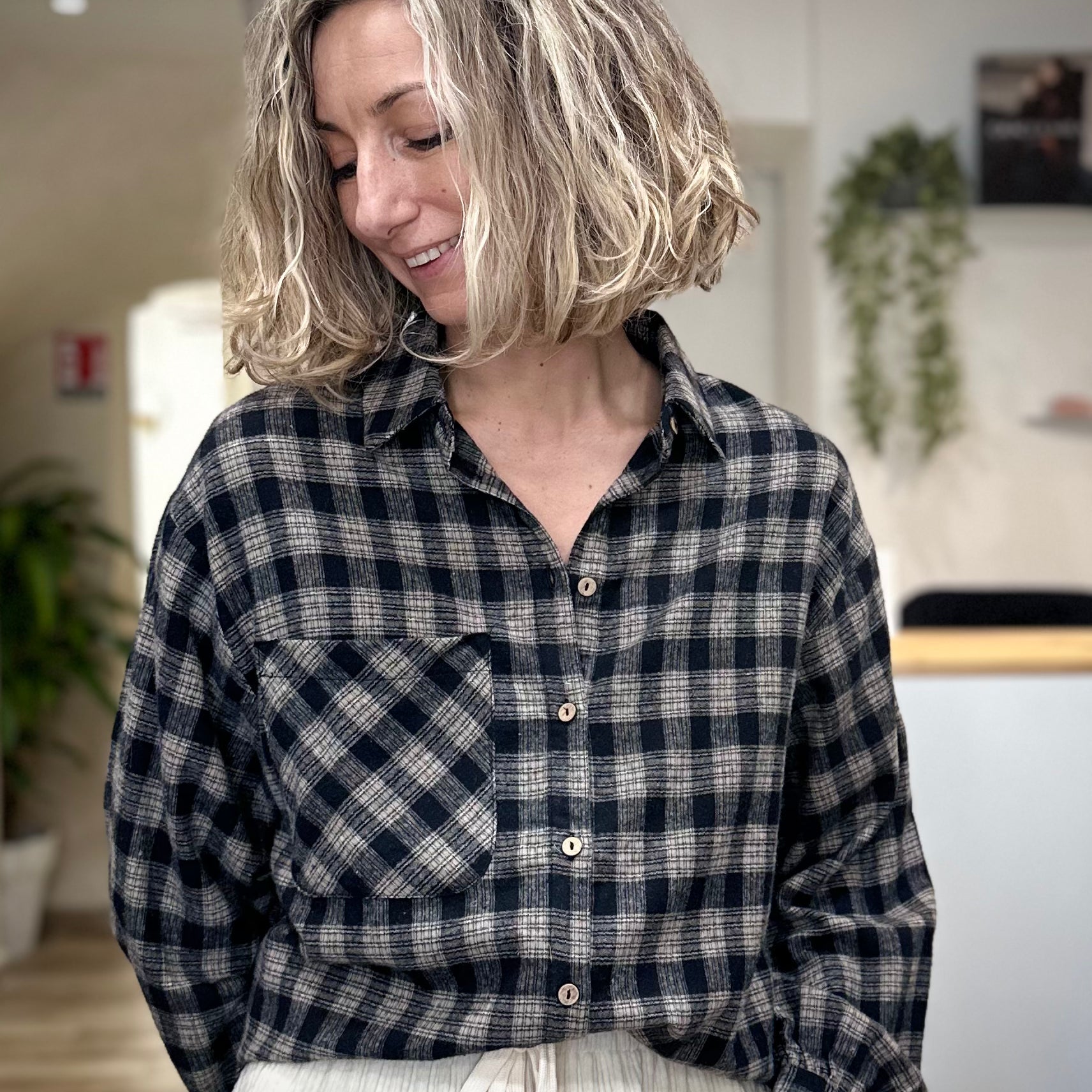 Femme portant une chemise à carreaux oversize en coton gratté