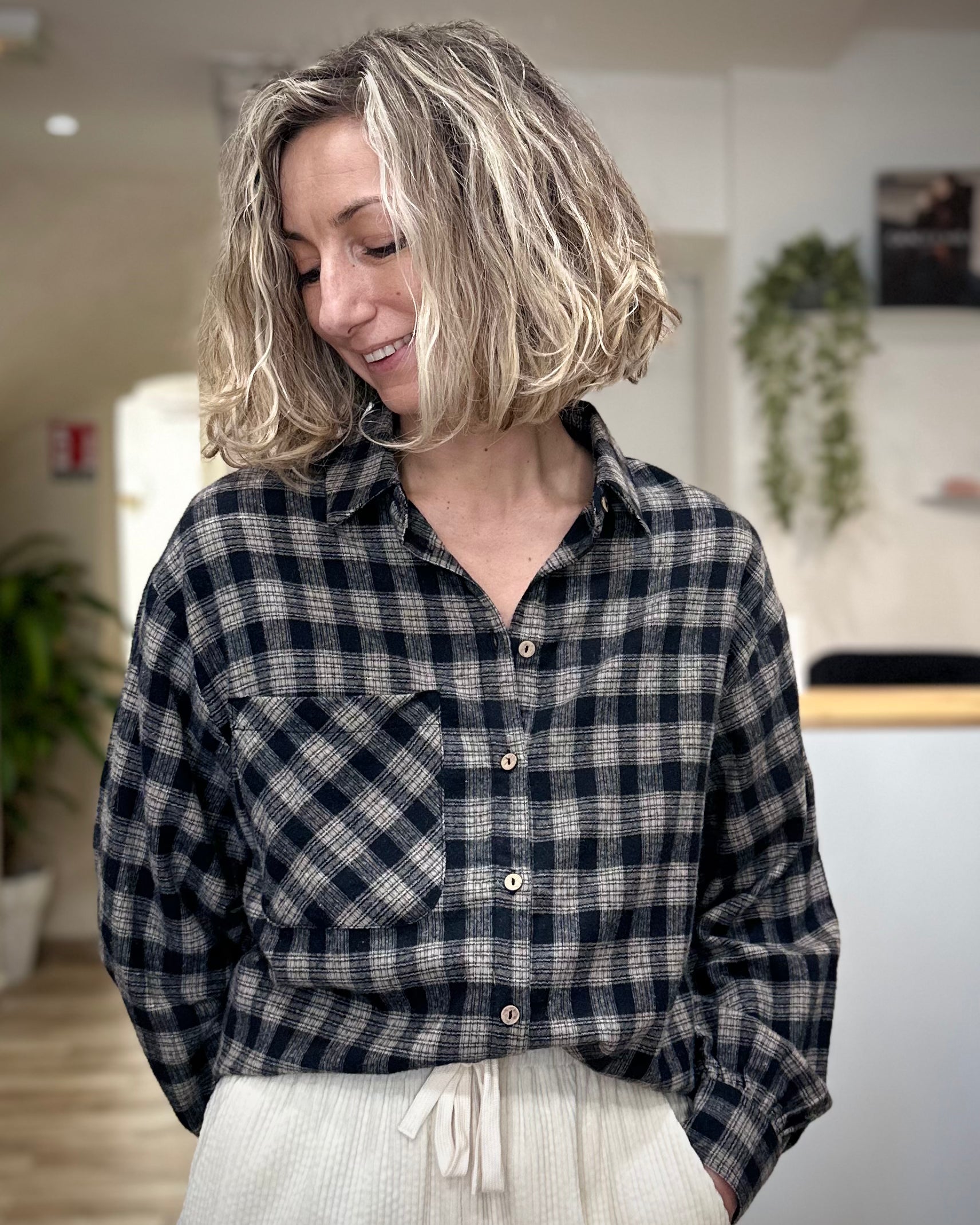 Femme portant une chemise à carreaux oversize en coton gratté